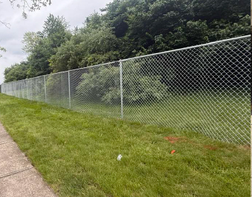chain-link-fence-central-ohio Chain link fence installation along a grassy property line in Central Ohio.